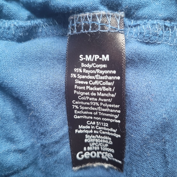 NWOT Soft Comfortable Robe, with crushed velvet trims. - Picture 7 of 8